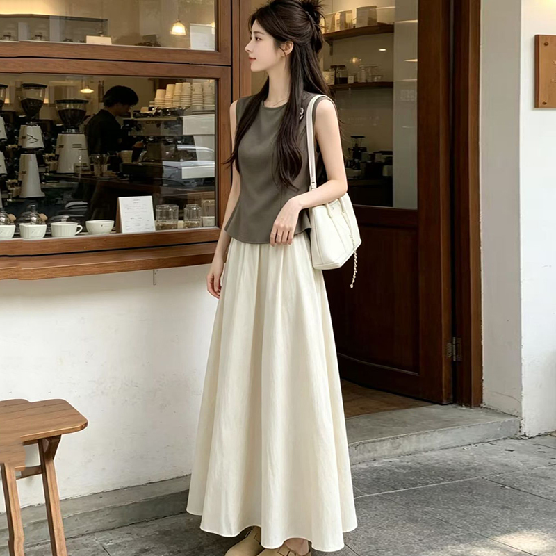 Korean Lifestyle - ชุดเสื้อกั๊กกระโปรงทรงเข้ารูปประดับดอกไม้สไตล์เกาหลีสำหรับฤดูร้อนปี 2026 ชุดเดรสเสื้อยืดทรงหลวมสำหรับผู้หญิง ชุดเสื้อท่อนบนทรงเข้ารูปและช่วยให้ดูผอมเพรียว